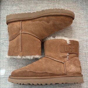 Ugg Mini Bailey Logo Strap Boots Chestnut Tan Brown Women’s size 7